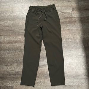 Lululemon size 2 on the fly plants green